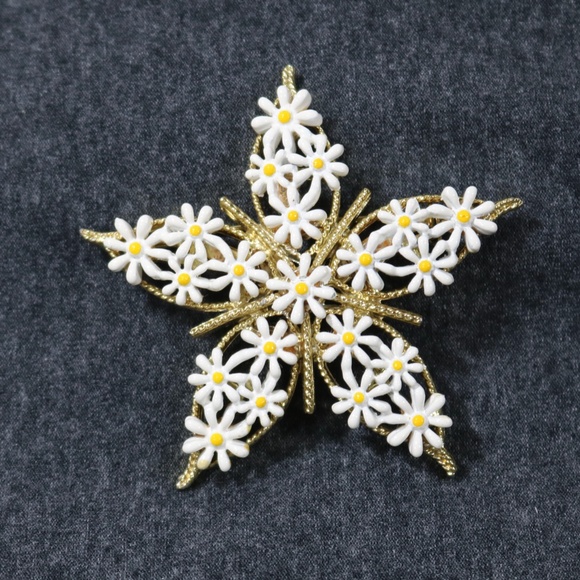 vintage costume jewelry dasiy enameled star brooch - Picture 3 of 5